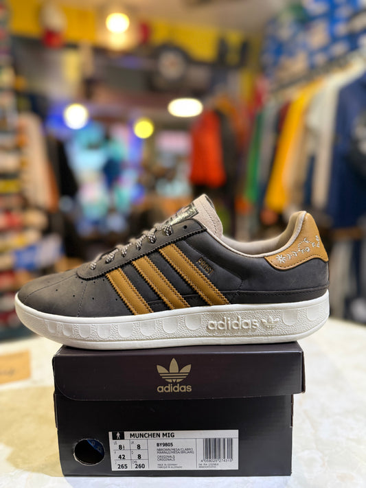 Adidas Munchen MiG BY9805 UK 8, side profile on box