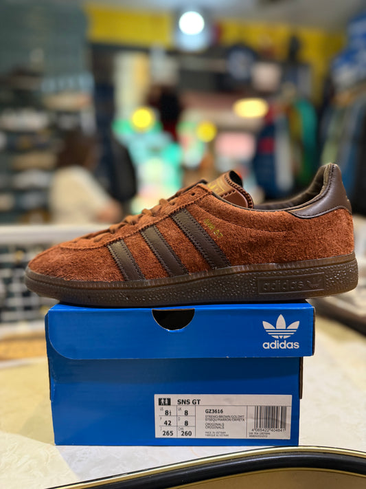 Adidas Originals SNS GT LA Trainer Straw Brown Gold Metallic - Side profile on box
