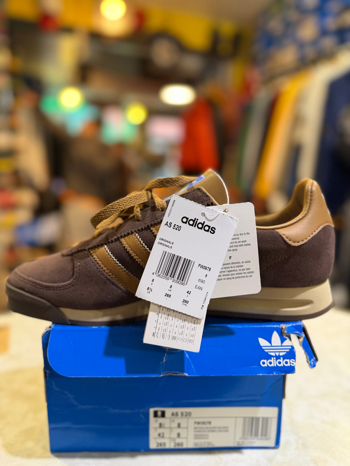 Adidas AS 520 FW0678 UK 8, side profile on box